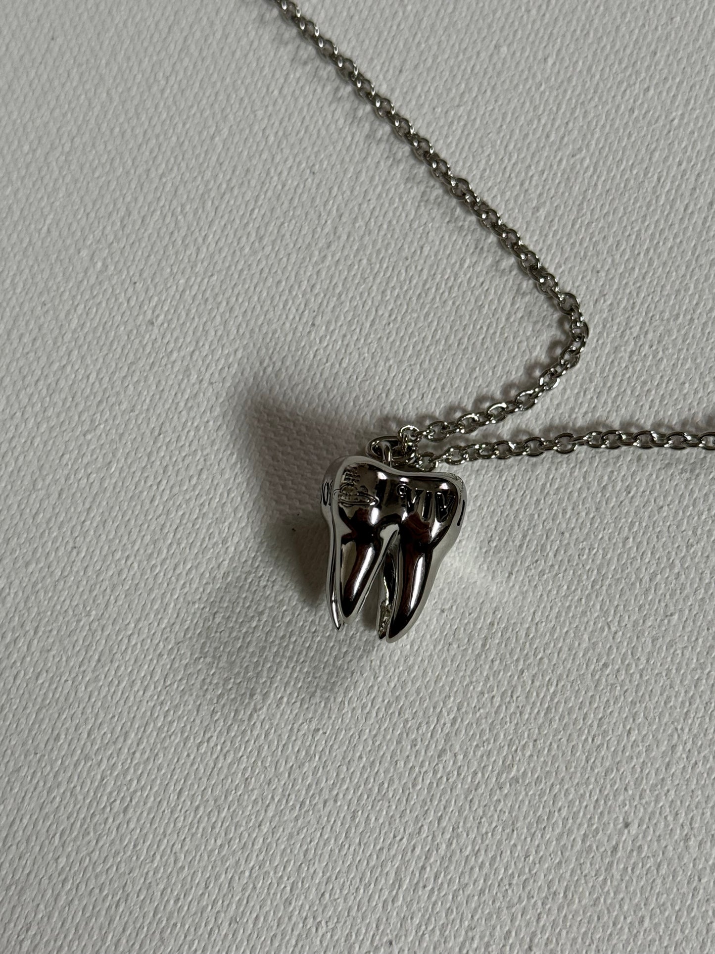 VW Rima Tooth Necklace Chain Pendant Pre-owned